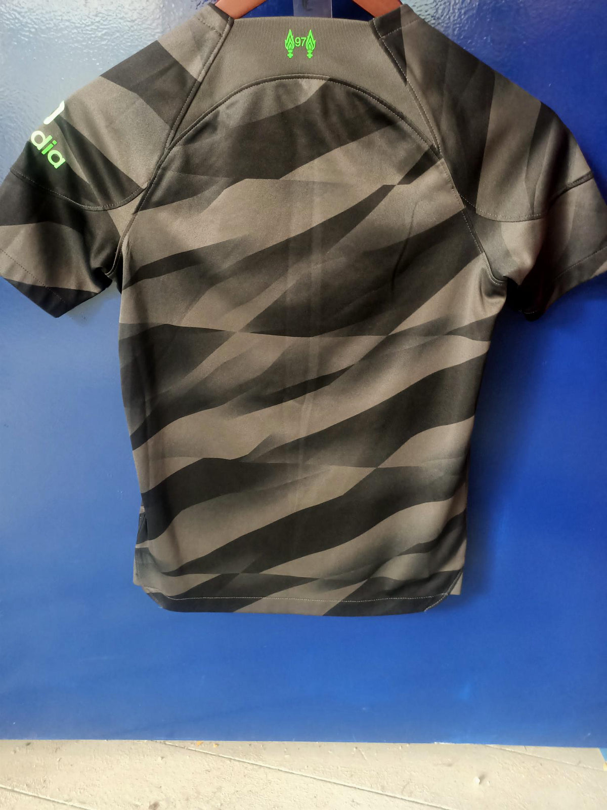 Liverpool 2023/2024 GK shirt (Medium Boys)